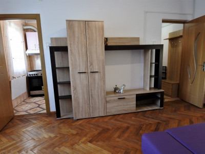 zona Stadionului-Milcov-apartament 2 camere-etajul 2-pe mijloc-liber