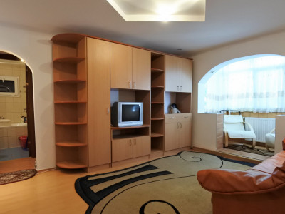 Apartament de vanzare Bacau - Piata Sud - 2 camere semidecomandate - ieftin