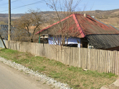 Filipeni - la asfalt - casă bătrânească + teren 2.264 mp - 10.000 EURO