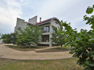 Vila de LUX - unicat in Bacau - D+P+2E - teren 1.700 mp