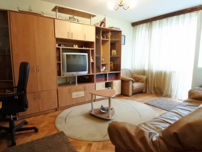 Cornișa Bistriței - 2 camere decomandate - etajul 1 - balcon mare - vedere Sud